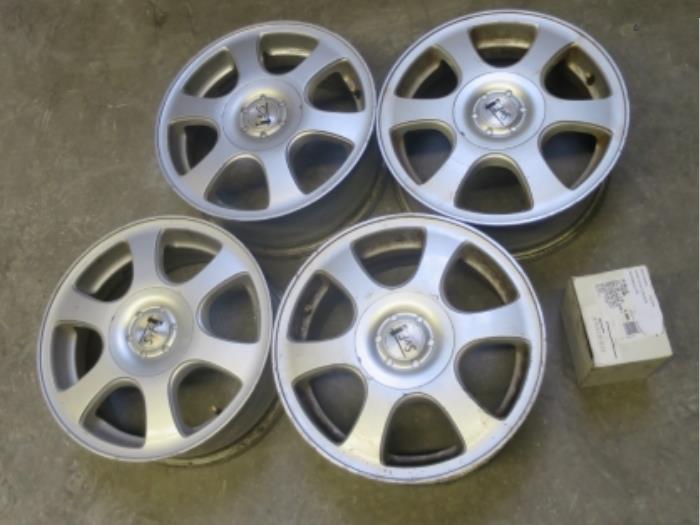 Set of wheels from a Peugeot 5008 I (0A/0E) 1.6 HDiF 16V 2010