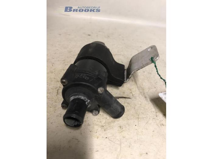 Water pump from a Mercedes-Benz C (W202) 1.8 C-180 16V 1999