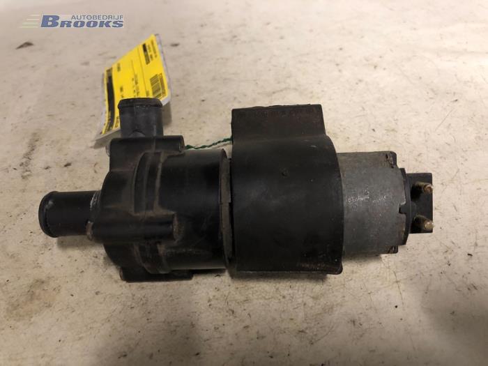 Water pump from a Mercedes-Benz C (W202) 1.8 C-180 16V 1999