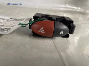 Usados Interruptor de luz de pánico Renault Twingo II (CN) 1.2 Precio € 10,00 Norma de margen ofrecido por Autobedrijf Brooks