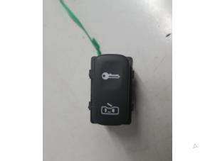Used Central locking switch Skoda Yeti (5LAC) 2.0 TDI 16V Price € 15,00 Margin scheme offered by Autobedrijf Brooks