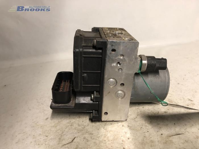 Usagé Bloc ABS Toyota Avensis Wagon (T25/B1E) 2.0 16V VVT-i D4 Prix € 220,00 Règlement à la marge proposé par Autobedrijf Brooks