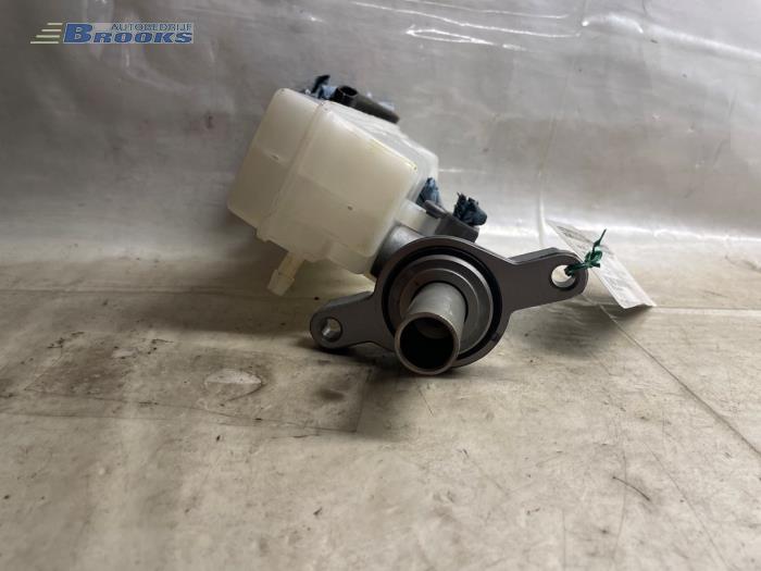 Master cylinder from a Dacia Dokker Express (8S) 1.5 dCi 75 2016