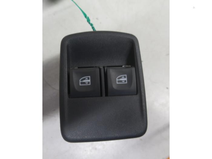 Usados Interruptor de ventanilla eléctrica Dacia Dokker Express (8S) 1.5 dCi 75 Precio € 15,00 Norma de margen ofrecido por Autobedrijf Brooks