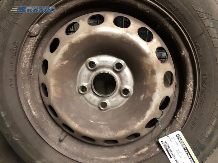 Llanta y neumático de un Volkswagen Caddy 2012