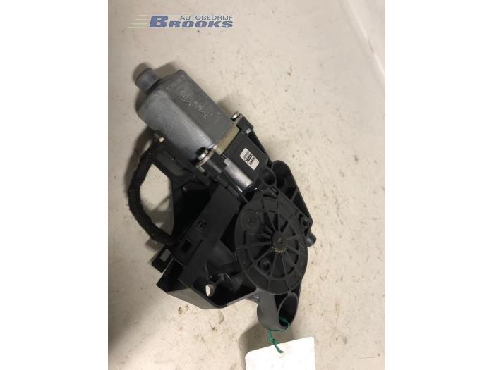 Door window motor from a Ford Focus 2 Wagon 1.6 TDCi 16V 110 2009