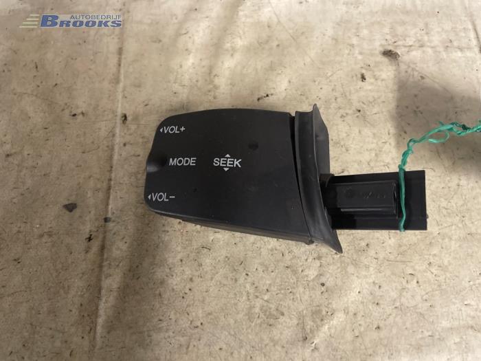 Steering wheel mounted radio control from a Ford Focus 2 Wagon 1.6 TDCi 16V 110 2009