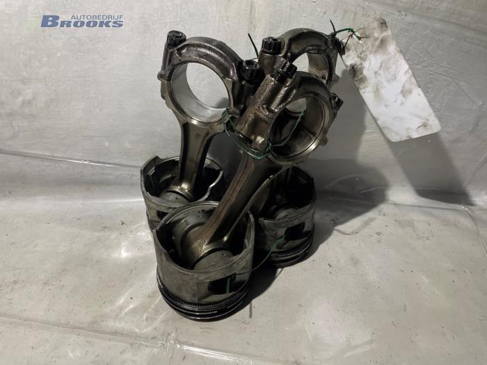Used Piston Toyota Hilux Price € 20,00 Margin scheme offered by Autobedrijf Brooks