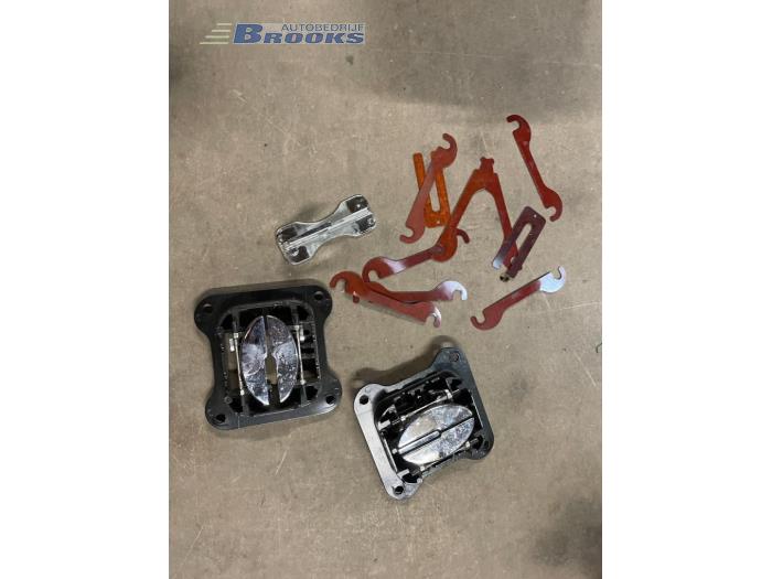 Convertible roof latch