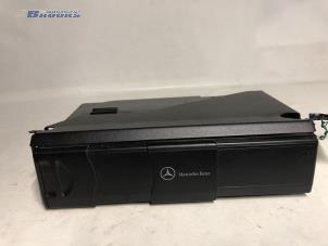 Usagé Changeur de CD Mercedes CLK (R209) 2.6 240 V6 18V Prix € 180,00 Règlement à la marge proposé par Autobedrijf Brooks