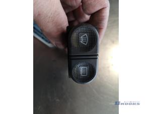 Usados Interruptor de calefactor luneta Volkswagen Sharan (7M8/M9/M6) 2.8 VR6,VR6 Carat Precio € 10,00 Norma de margen ofrecido por Autobedrijf Brooks