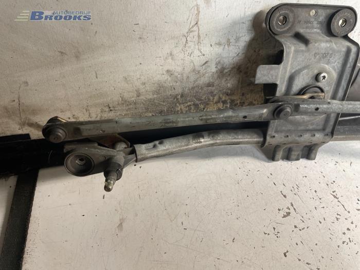 Front wiper motor from a Ford Ka I 1.3i 2005