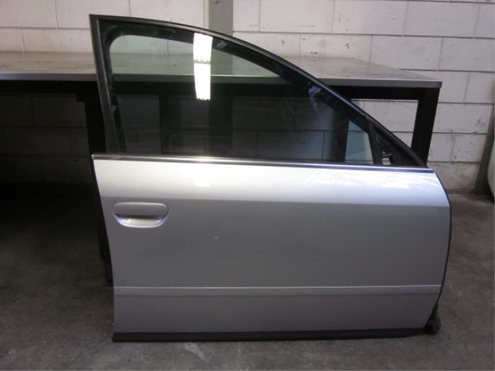 Drzwi prawe przednie wersja 4-drzwiowa z Audi A6 Quattro (C5) 2.5 TDI V6 24V 2003