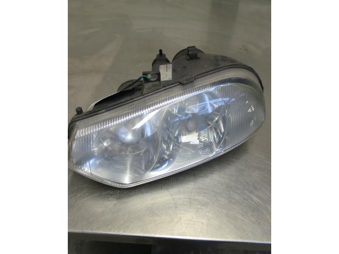 Używane Reflektor lewy Alfa Romeo 156 (932) 1.8 Twin Spark 16V Cena € 20,00 Procedura marży oferowane przez Autobedrijf Brooks