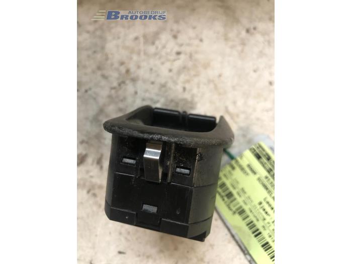 Electric window switch from a Peugeot 206 (2A/C/H/J/S) 1.4 XR,XS,XT,Gentry 1999