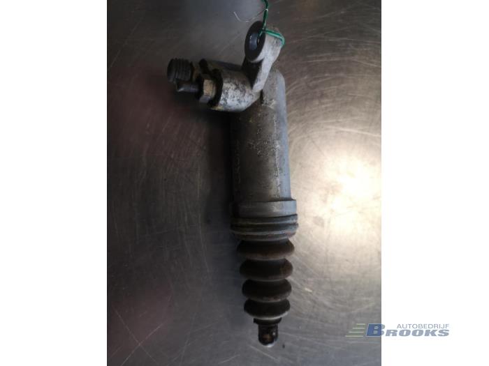 Clutch slave cylinder