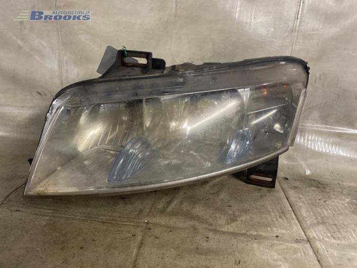 Używane Reflektor lewy Fiat Stilo (192A/B) 1.6 16V 3-Drs. Cena € 24,00 Procedura marży oferowane przez Autobedrijf Brooks