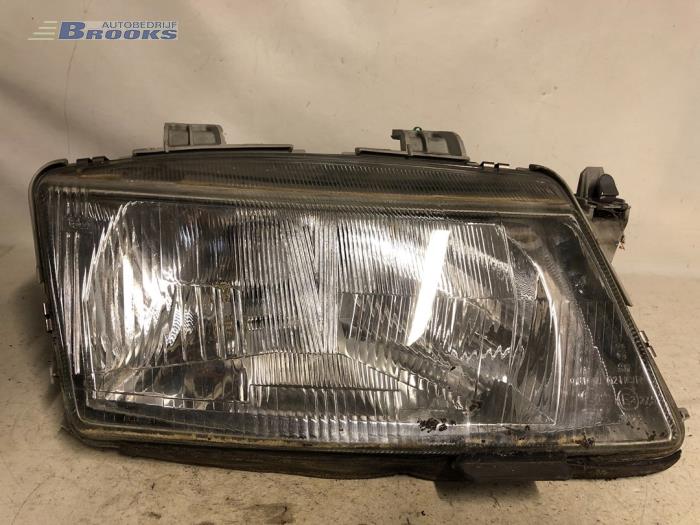 Używane Reflektor prawy Saab 900 Cena € 20,00 Procedura marży oferowane przez Autobedrijf Brooks