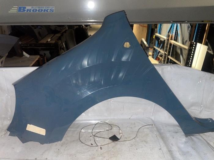 Front wing, left from a Renault Kangoo 2009