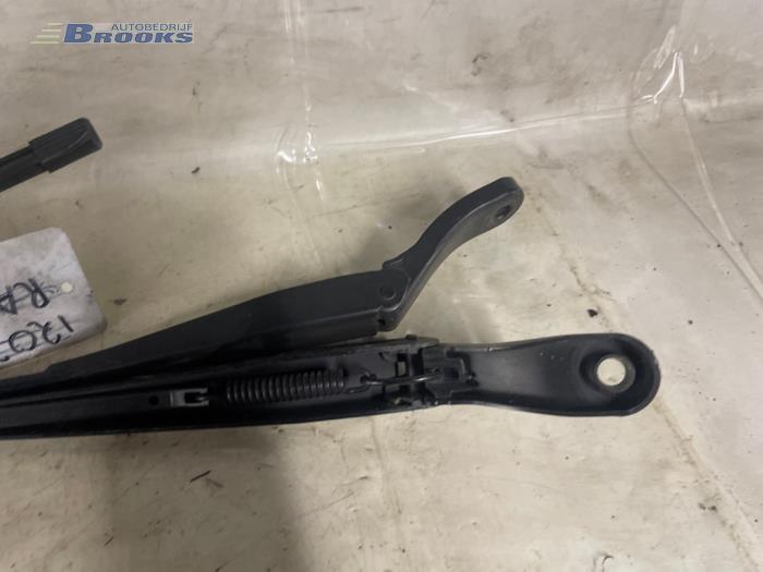 Front wiper arm from a Renault Twingo II (CN) 1.2 2010