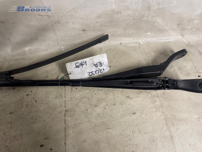 Front wiper arm from a Renault Twingo II (CN) 1.2 2010