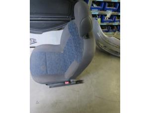 Używane Fotel prawy Renault Twingo II (CN) 1.2 Cena € 100,00 Procedura marży oferowane przez Autobedrijf Brooks