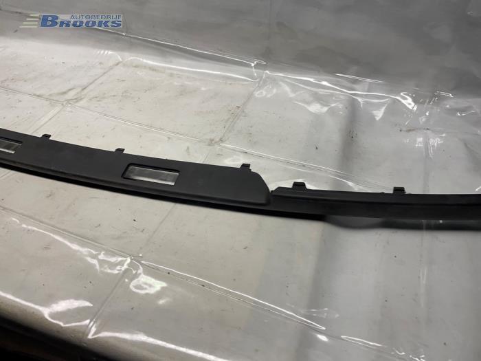 Rear bumper strip, central from a Volkswagen Polo 2001