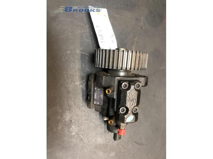 Mechanical fuel pump from a Renault Megane Scenic 2005