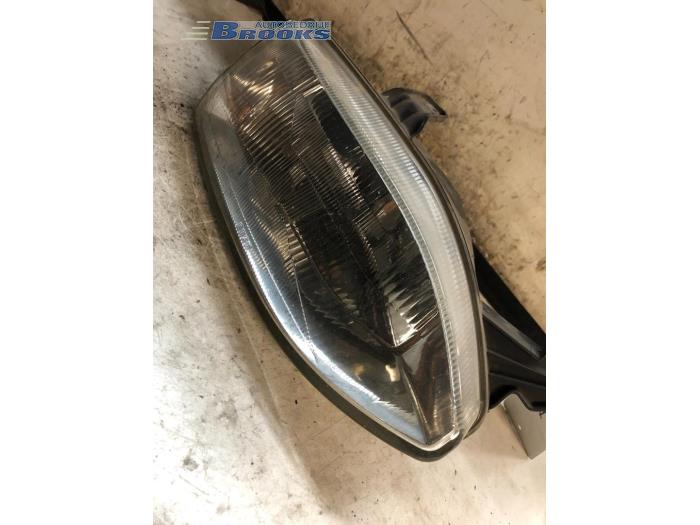 Używane Reflektor prawy Fiat Palio Weekend (178D) 1.6 16V Cena € 10,00 Procedura marży oferowane przez Autobedrijf Brooks