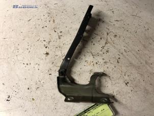 Begagnade Gångjärn, motorhuv Volvo V50 (MW) 2.0 D 16V Pris € 10,00 Marginaltabell erbjuds av Autobedrijf Brooks