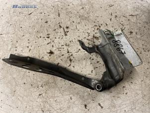 Begagnade Gångjärn, motorhuv Volvo V50 (MW) 2.0 D 16V Pris € 10,00 Marginaltabell erbjuds av Autobedrijf Brooks