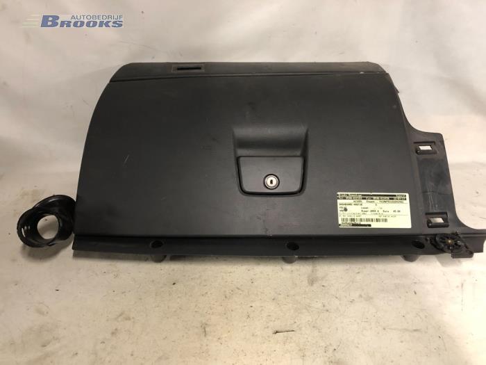 Begagnade Handskfack Volvo V50 (MW) 2.0 D 16V Pris € 35,00 Marginaltabell erbjuds av Autobedrijf Brooks