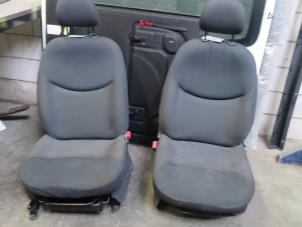 Używane Fotel prawy Toyota Yaris (P1) 1.3 16V VVT-i Cena € 45,00 Procedura marży oferowane przez Autobedrijf Brooks