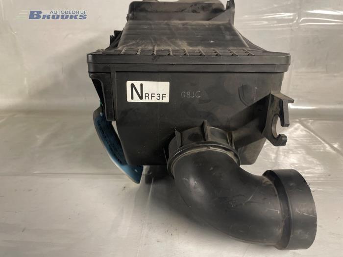 Cuerpo de filtro de aire de un Mazda 323 Fastbreak (BJ14) 2.0 DTiD 16V 1999