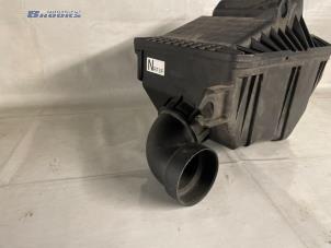 Usados Cuerpo de filtro de aire Mazda 323 Fastbreak (BJ14) 2.0 DTiD 16V Precio € 20,00 Norma de margen ofrecido por Autobedrijf Brooks
