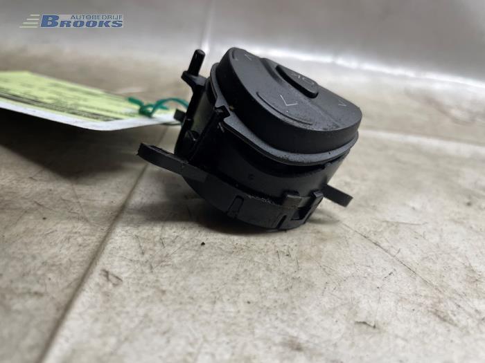 Steering wheel mounted radio control from a Ford Focus 3 Wagon 1.6 TDCi ECOnetic 2013