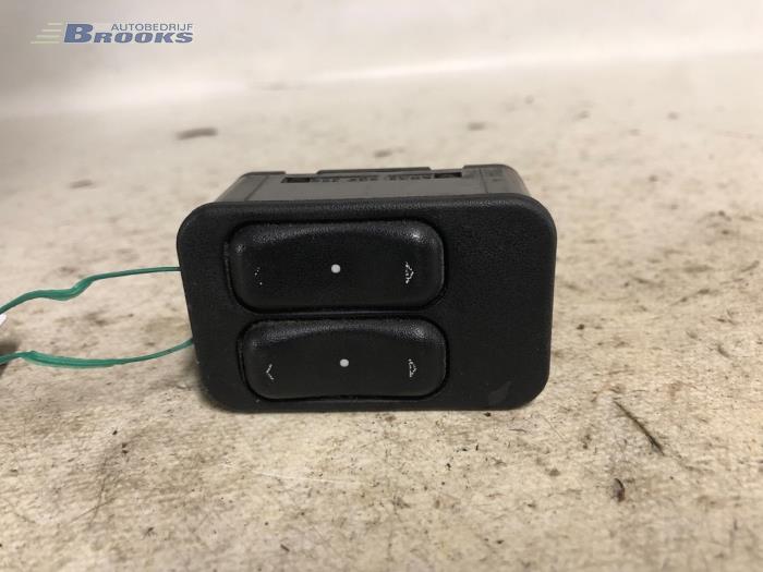 Usados Interruptor combinado de ventanillas Opel Zafira (F75) 1.6 16V Precio € 20,00 Norma de margen ofrecido por Autobedrijf Brooks