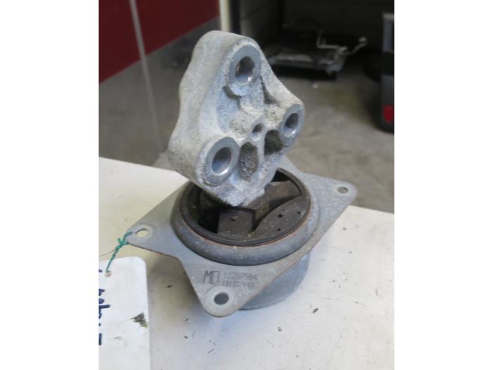 Used Engine mount Opel Vectra C GTS 1.9 CDTI 16V Price € 25,00 Margin scheme offered by Autobedrijf Brooks