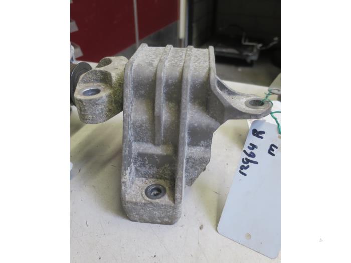 Used Engine mount Opel Vectra C GTS 1.9 CDTI 16V Price € 25,00 Margin scheme offered by Autobedrijf Brooks