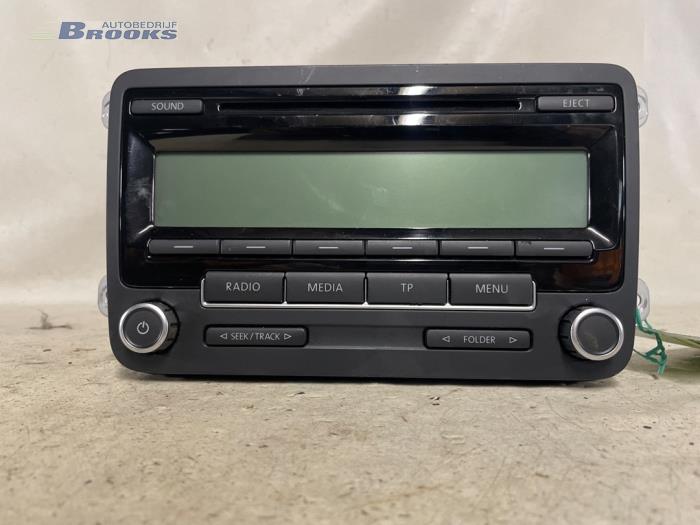 Radio CD Spieler van een Volkswagen Golf VI Variant (AJ5/1KA) 1.6 TDI 16V 105 2010