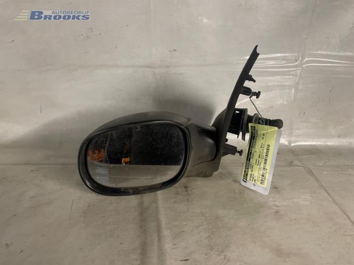 Außenspiegel links van een Peugeot 206 (2A/C/H/J/S) 1.1 XN,XR 2002