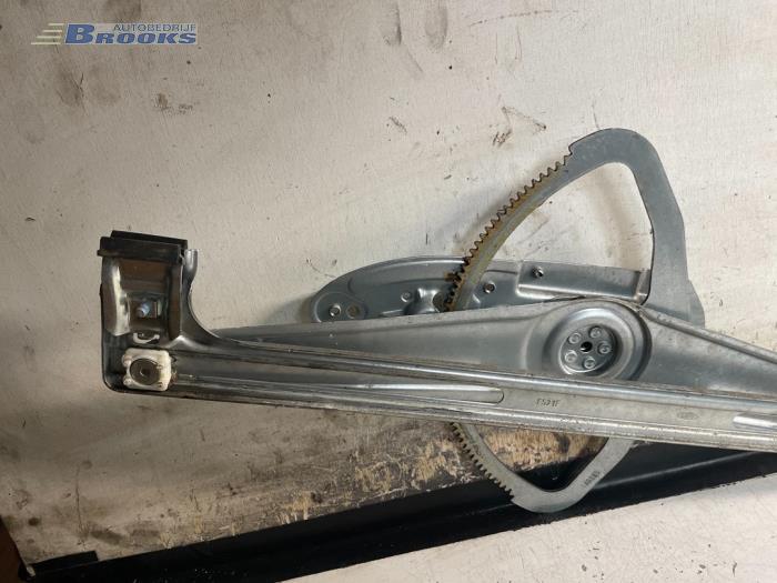 Window mechanism 4-door, front left from a Ford Focus 2 Wagon 1.6 TDCi 16V 110 2010