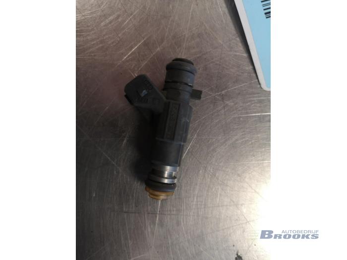 Injector (petrol injection) from a Seat Arosa (6H1) 1.0 MPi 1997