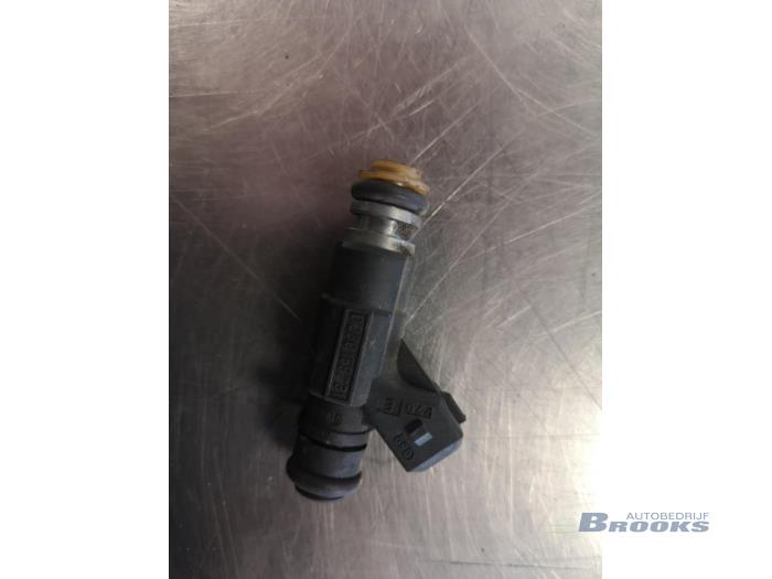 Injector (petrol injection) from a Seat Arosa (6H1) 1.0 MPi 1997