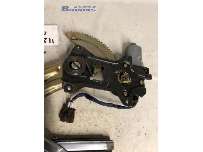 Door window motor from a Suzuki Baleno (GC/GD) 1.3 GL 16V 1997