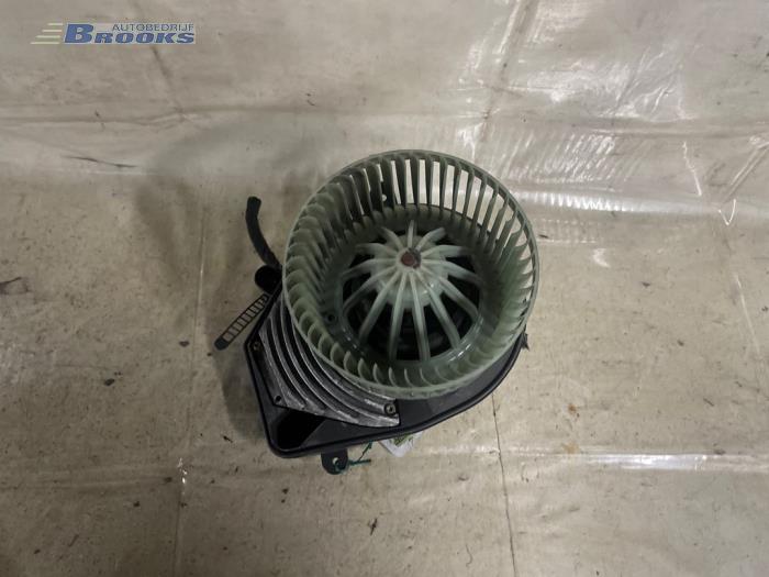Heating and ventilation fan motor from a Volkswagen Passat Variant (3B5) 1.8 20V 1999