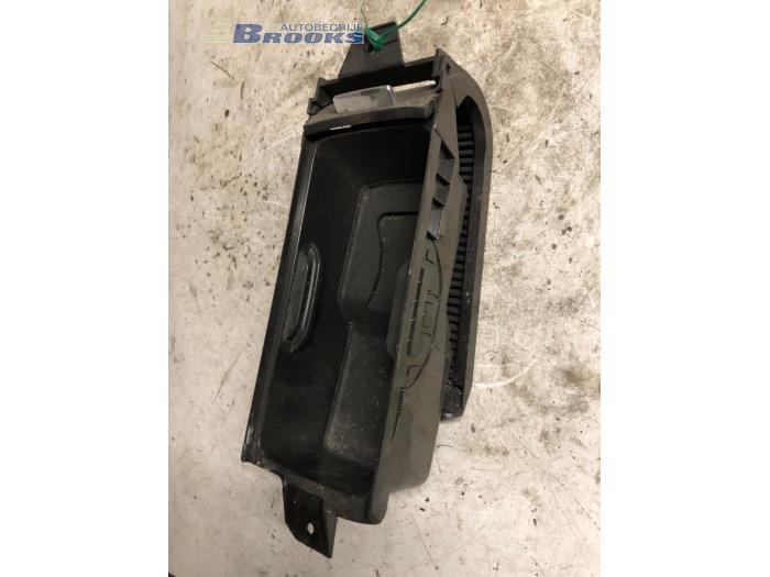 Middle console from a Volkswagen Golf V (1K1) 1.4 TSI 122 16V 2008