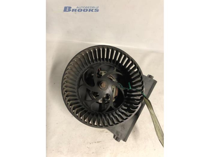 Heating and ventilation fan motor from a Seat Ibiza II Facelift (6K1) 1.6 2000