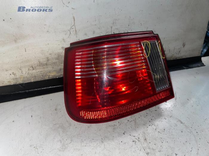 Luz trasera izquierda de un Seat Ibiza II Facelift (6K1) 1.6 2000