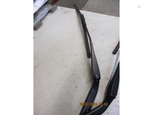 Used Front wiper arm BMW 1 serie (E87/87N) 118i 16V Price € 10,00 Margin scheme offered by Autobedrijf Brooks